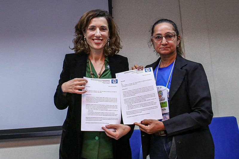 Ministra recebe documento com demandas do MPP Ministra recebe documento com demandas do MPP